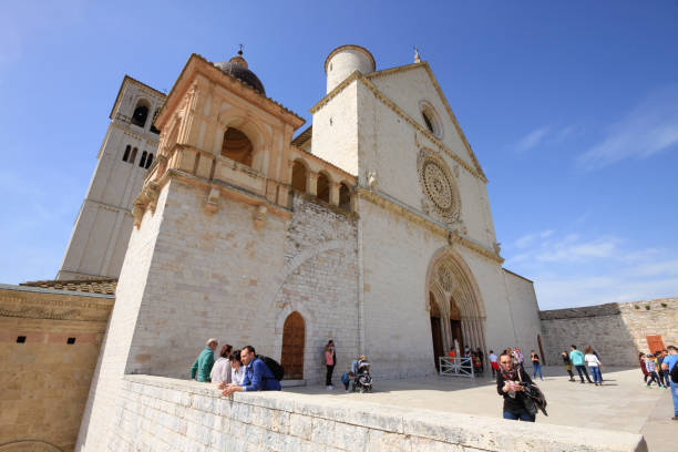 базилика святого франциска ассизского - rose window assisi wall umbria стоковые фото и изображения