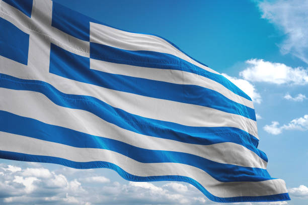 希臘國旗揮舞多雲的天空背景 - 希臘國旗 個照片及圖片檔