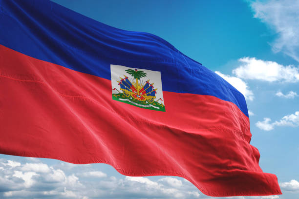 haiti flaga macha pochmurne niebo tło - haiti flag republic of haiti flag of haiti zdjęcia i obrazy z banku zdjęć