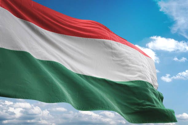 bandiera ungherese che sventola sfondo cielo nuvoloso - hungarian flag foto e immagini stock