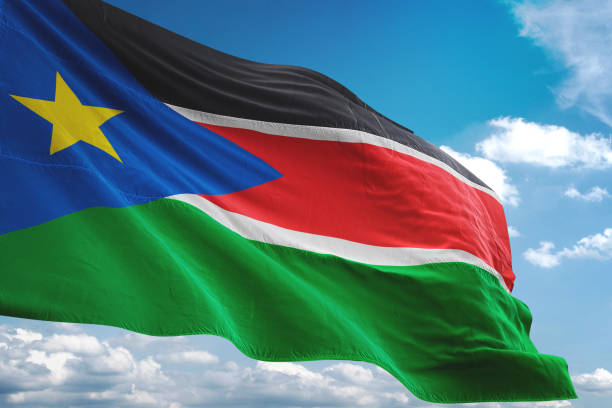 bandeira do sudão do sul acenando nublado céu fundo - republic of the sudan - fotografias e filmes do acervo