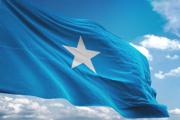 flaga somalii macha pochmurnym tle nieba - somali republic zdjęcia i obrazy z banku zdjęć