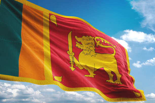 bandiera dello sri lanka che sventola sfondo cielo nuvoloso - lanka foto e immagini stock