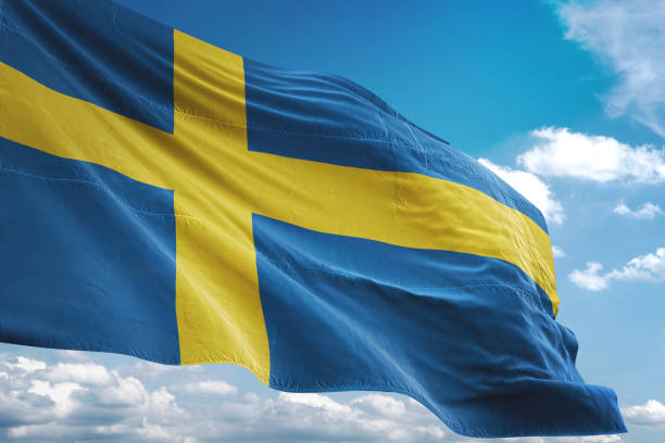 шведский флаг размахивает облачным небом фон - day sky swedish flag banner стоковые фото и изображения