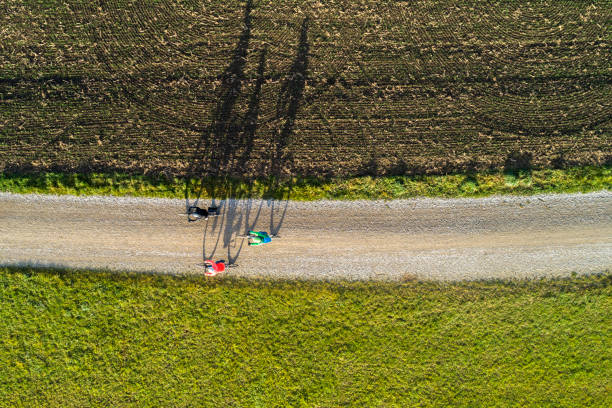 tres ciclistas del montar a caballo en camino de tierra, vista aérea - riding autumn meadow land fotografías e imágenes de stock