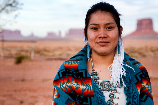 Retrato al aire libre adolescente nativo americano Navajo photo