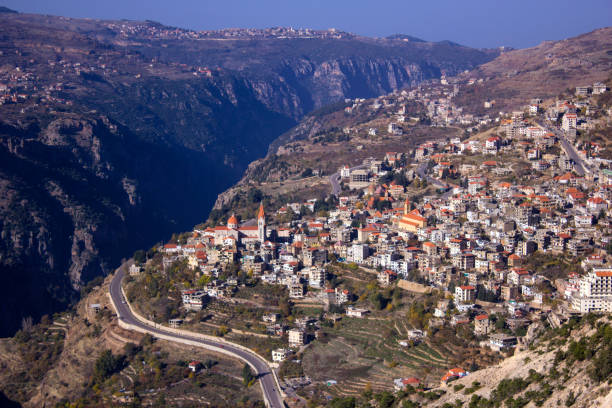 una vista di bcharre, una città del libano in alto tra le montagne ai margini della gola di qadisha. libano. - bcharre foto e immagini stock