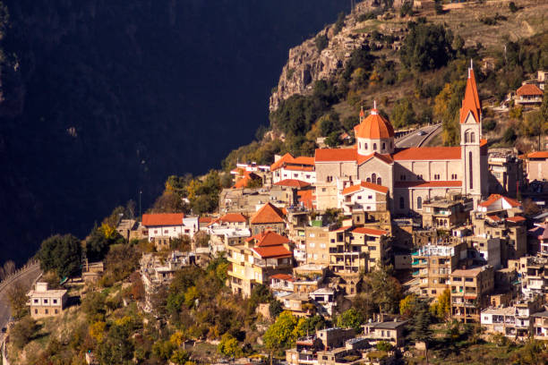 una vista di bcharre, una città del libano in alto tra le montagne ai margini della gola di qadisha. bcharre - bcharre foto e immagini stock