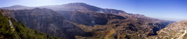 vista del paesaggio sulle montagne e sulla valle di kadisha aka holy valley, libano. - bcharre foto e immagini stock