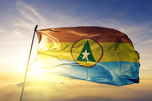 República de Cabinda bandera tela tela ondeando en la niebla de la niebla de amanecer superior photo