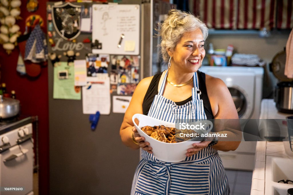 Mulher hispânica na cozinha a fazer o jantar - Foto de stock de Cozinhar royalty-free
