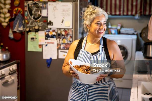 Foto de Mulher Hispânica Na Cozinha A Fazer O Jantar e mais fotos de stock de Cozinhar - Cozinhar, Mulheres, Família