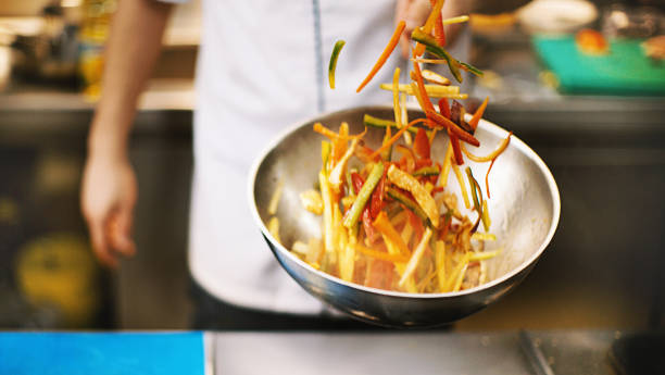 chef profesional tirando comida. - saute fotografías e imágenes de stock