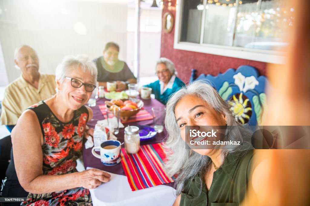 Familia mexicana tiene un Selfie en cena - Foto de stock de Tercera edad libre de derechos