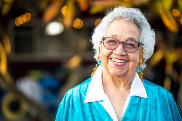 starsza meksykańska kobieta portret uśmiechnięty - testimonial smiling women one person zdjęcia i obrazy z banku zdjęć