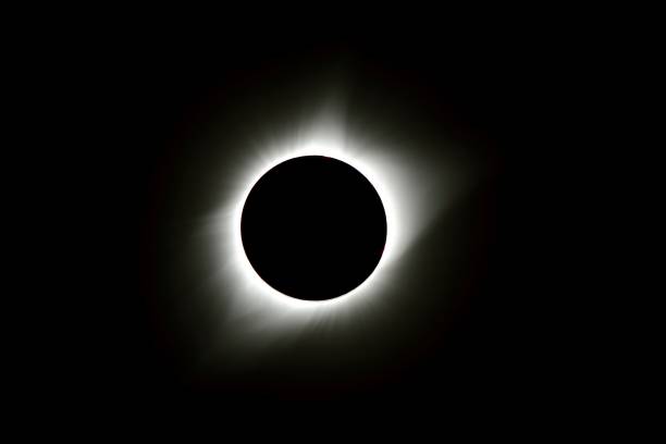 totalité de l’éclipse solaire de 2017 avec corona - éclipse solaire totale photos et images de collection