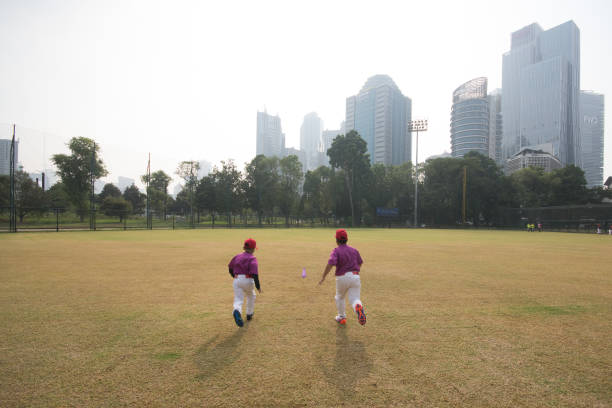 ウォーム アップ小学校ソフトボール場 - baseball baseball diamond grass baseballs ストックフォトと画像