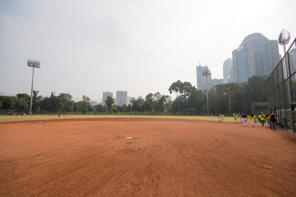 pole softball znajduje się w dżakarcie, indonezja - baseball baseball diamond grass baseballs zdjęcia i obrazy z banku zdjęć