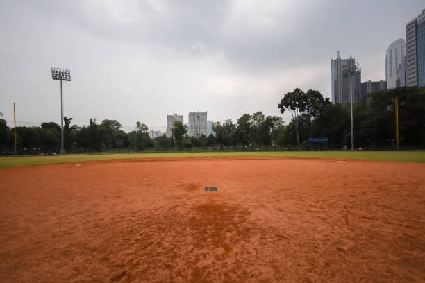 インドネシアのジャカルタにあるソフトボール場 - baseball baseball diamond grass baseballs ストックフォトと画像
