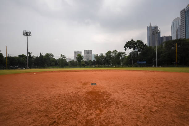 pole softball znajduje się w dżakarcie, indonezja - baseball baseball diamond grass baseballs zdjęcia i obrazy z banku zdjęć