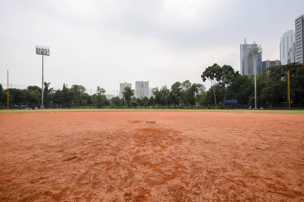 インドネシアのジャカルタにあるソフトボール場 - baseball baseball diamond grass baseballs ストックフォトと画像