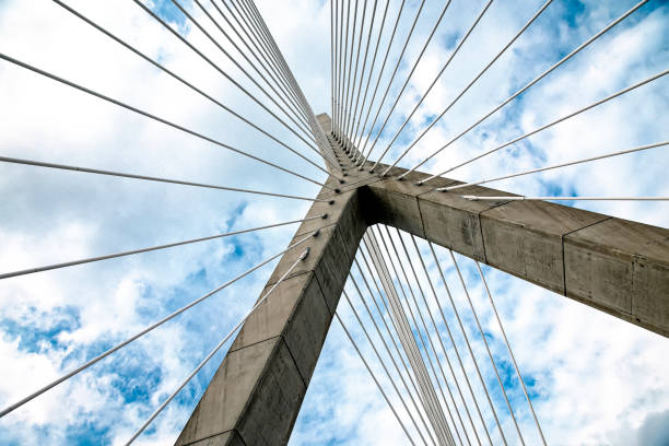 สะพานที่อยู่บนสายเคเบิลกับท้องฟ้าสีฟ้าที่มีเมฆสีขาว - bridge built structure ภาพสต็อก ภาพถ่ายและรูปภาพปลอดค่าลิขสิทธิ์