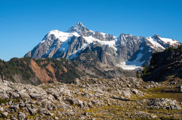 Mt Shuksan in Washington-USA Mt Shuksan in Washington State, USA cascade range north cascades national park mt baker mt shuksan stock pictures, royalty-free photos & images