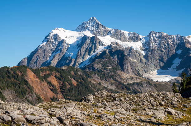 Mt Shuksan in Washington-USA Mt Shuksan in Washington State, USA cascade range north cascades national park mt baker mt shuksan stock pictures, royalty-free photos & images