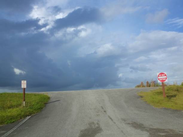 ende der straße - sky dramatic sky cloudscape passion stock-fotos und bilder