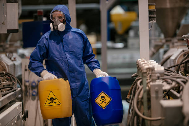 ouvrier travaillant avec des matières dangereuses - toxic substance photos et images de collection