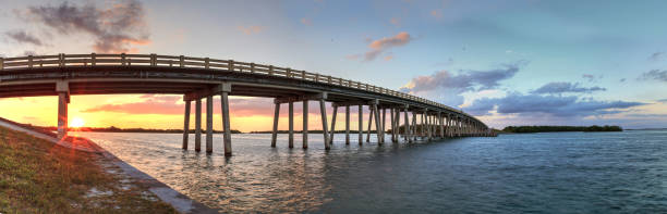 coucher de soleil sur le pont estero boulevard, enjambement new pass de estero bay à bonita springs - bonita springs photos et images de collection