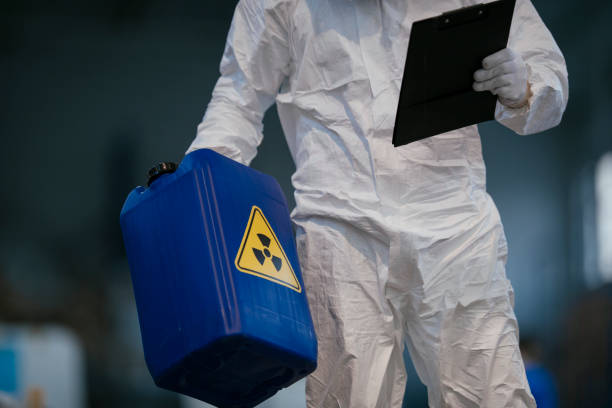 pracownik fabryki pracujący z materiałami niebezpiecznymi - toxic waste radiation protection suit chemical protective suit zdjęcia i obrazy z banku zdjęć