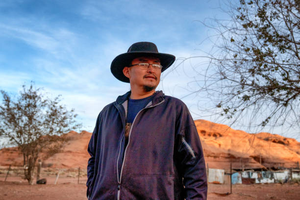 jóvenes adultos navajo americano nativo hombre fuera en monument valley arizona - cherokee fotografías e imágenes de stock