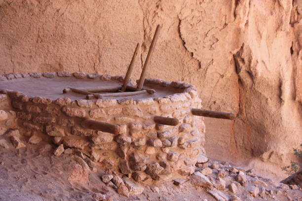 bandelier kiva - bandelier national monument anasazi anasazi ruins photography stock-fotos und bilder