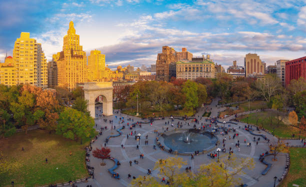 ワシントン広場公園空撮ニューヨーク市 - new york city new york state greenwich village washington square triumphal arch ストックフォトと画像