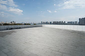 leeren-platz-und-moderne-architektur-in-der-stadt.jpg?b=1&s=170x170&k=20&c=RBxKZAMmTKkjjwk0NeqXxhCVqZ6W1A1aR4WgqfP1nEQ=