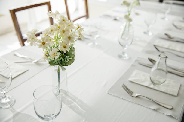 fine table setting with flower - restaurant tablecloth imagens e fotografias de stock