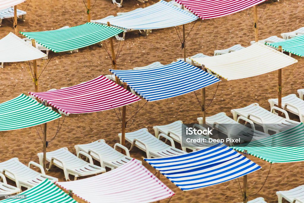 Por cierto Boquilla doble Coloridas Sombrillas Toldos Carpas Y Sillas Lagos Portugal Foto de stock y  más banco de imágenes de Playa - iStock