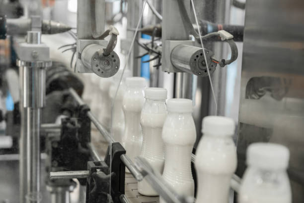 urządzeń w fabryce mleka - milk industry milk bottle factory zdjęcia i obrazy z banku zdjęć