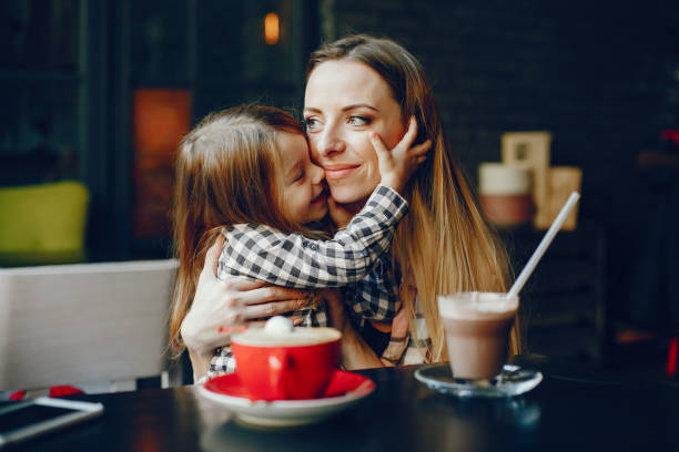 matka z córką - baby eating child mother zdjęcia i obrazy z banku zdjęć