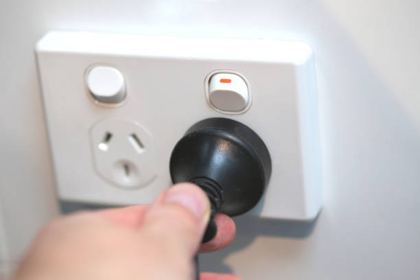 パワー ポイントとプラグ - electric plug outlet human hand electricity ストックフォトと画像