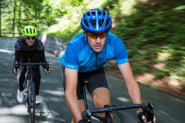 산악도로에로 자전거를 타고 두 남자 - cycling bicycle bicycle gear triathlon 뉴스 사진 이미지