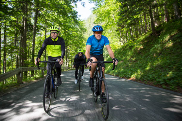 산악도로에로 자전거를 타고 3 남자 - cycling bicycle bicycle gear triathlon 뉴스 사진 이미지