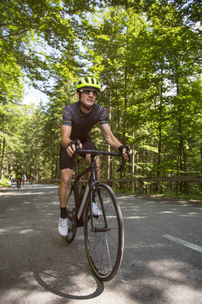 남자 산악도로에로 자전거를 타고 - cycling bicycle bicycle gear triathlon 뉴스 사진 이미지