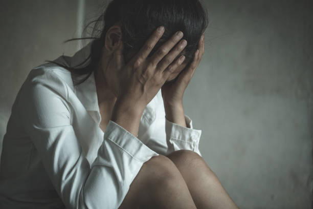 jeune femme déprimée - domestic violence photos et images de collection