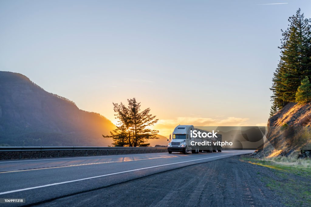 Caminhão semi caminhão, transporte de caixas com as maçãs em semireboque na estrada de noite cama lisa - Foto de stock de Caminhão articulado royalty-free