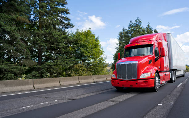 녹색도 이동 하는 세미 트레일러를 가진 밝은 현대 장거리 대형 장비 세미 트럭 - semi truck truck highway red 뉴스 사진 이미지