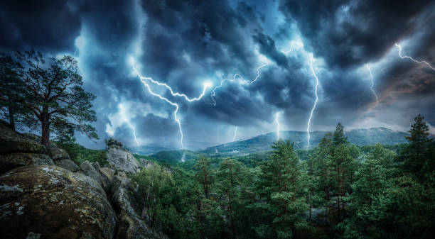 lampo lampo in montagna. - tornado storm disaster storm cloud foto e immagini stock