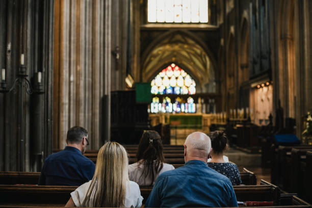 paroquianos, sentado no banco - churchgoers - fotografias e filmes do acervo