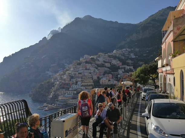 scorcio panoramico di positano - motor vehicle outdoors crowd landscape photos et images de collection